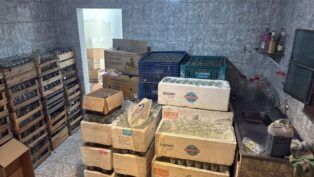 Caixas de garrafas vazias dentro de uma sala pequena