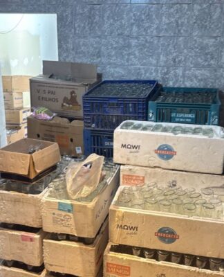 Caixas de garrafas vazias dentro de uma sala pequena