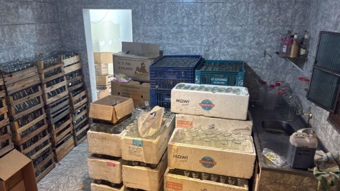 Caixas de garrafas vazias dentro de uma sala pequena