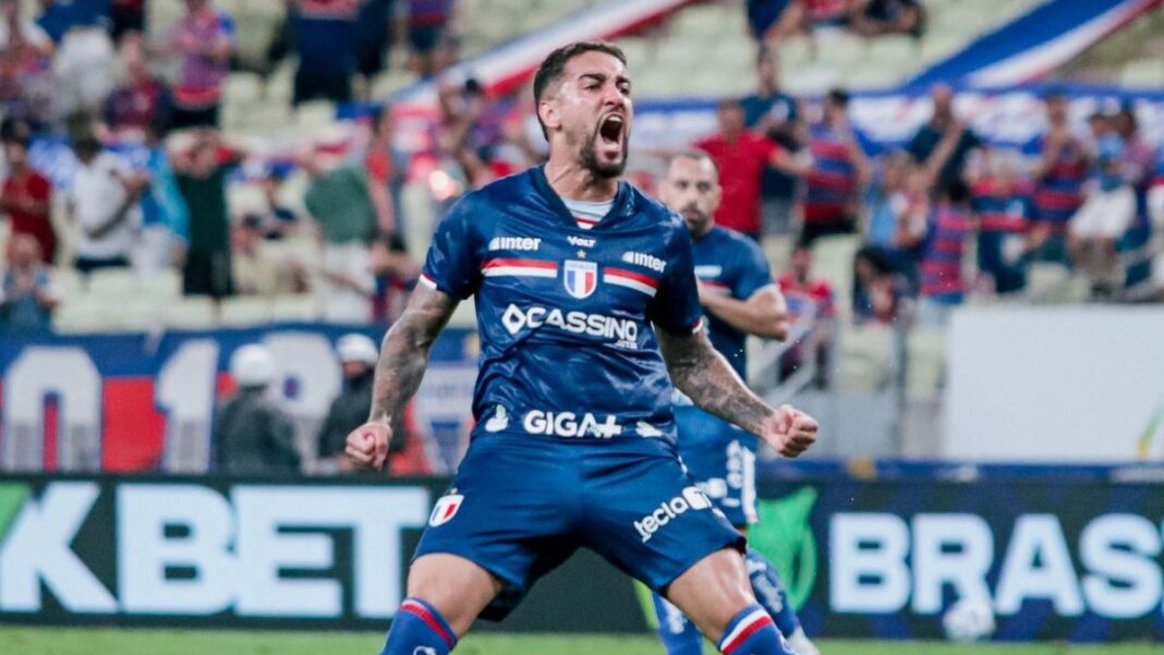Jogador do Fortaleza comemora gol