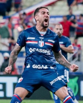 Jogador do Fortaleza comemora gol