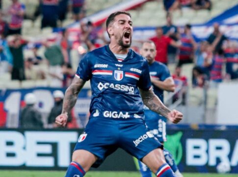 Jogador do Fortaleza comemora gol