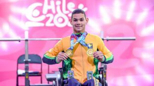 Charles Eduardo Santos segurando suas medalhas