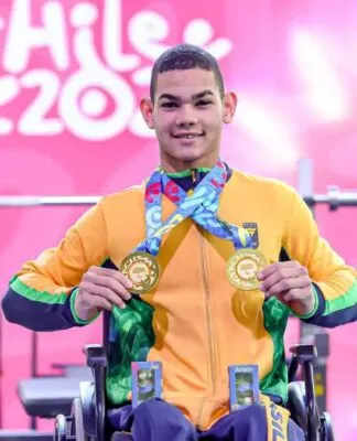 Charles Eduardo Santos segurando suas medalhas