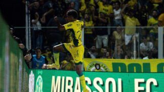 Jogador do Mirassol comemora gol indo em direção à torcida