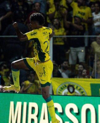 Jogador do Mirassol comemora gol indo em direção à torcida