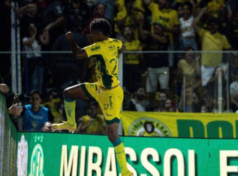 Jogador do Mirassol comemora gol indo em direção à torcida