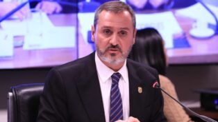 O diretor-geral da Polícia Federal, Andrei Rodrigues, fala ao microfone numa sessão no Congresso