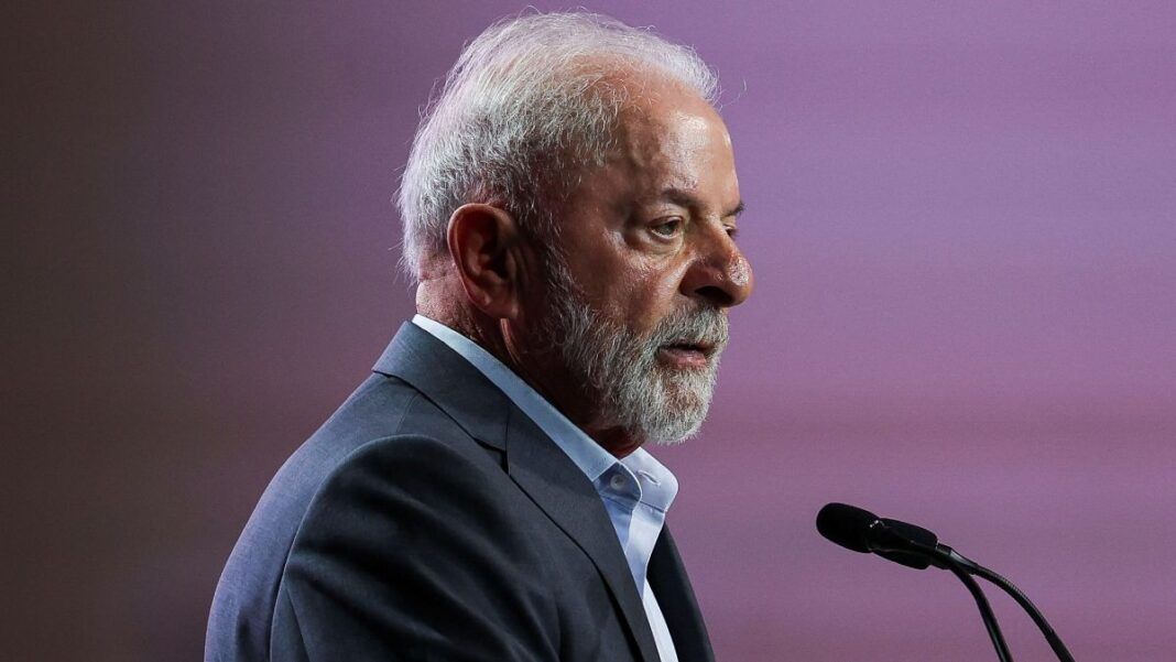 Presidente Lula fala ao microfone