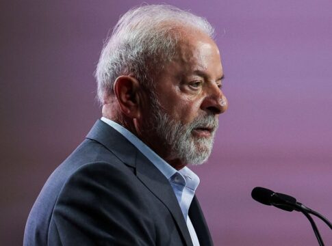 Presidente Lula fala ao microfone