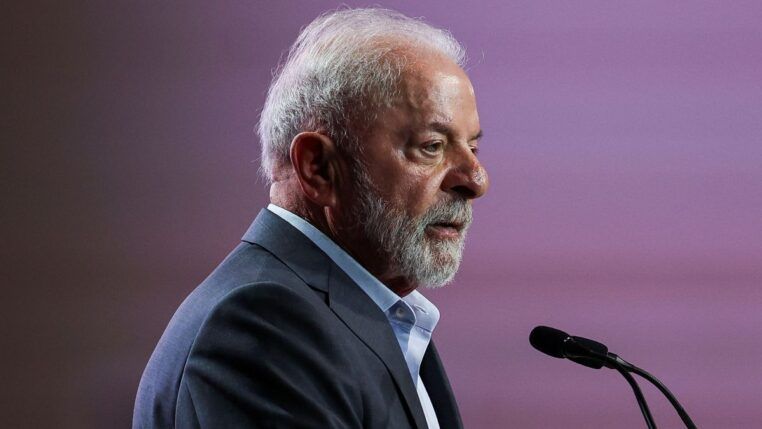 Presidente Lula fala ao microfone