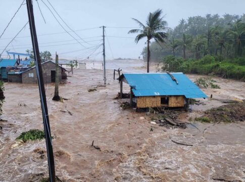 Cidade completamenta alagada nas Filiinas. Casa de madeira com água quase até o telhado, em meio de toda a água.