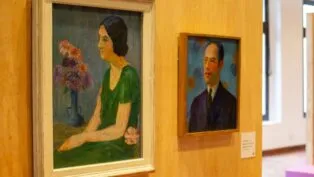Parede com dois quadros de Tarsila do Amaral