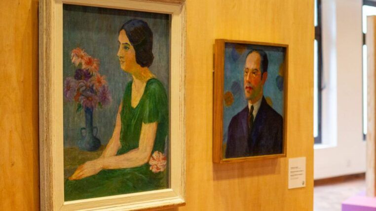 Parede com dois quadros de Tarsila do Amaral