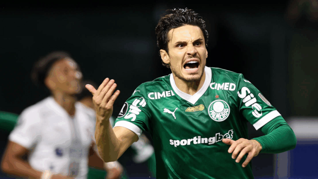 O jogador Raphael Veiga, do Palmeiras, comemora seu gol contra a equipe da Liga Desportiva Universitaria, durante partida válida pelas semi final, volta, da Copa Libertadores, na arena Allianz Parque.