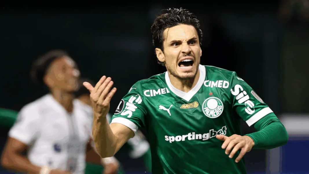 O jogador Raphael Veiga, do Palmeiras, comemora seu gol contra a equipe da Liga Desportiva Universitaria, durante partida válida pelas semi final, volta, da Copa Libertadores, na arena Allianz Parque.