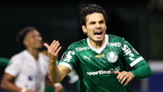 O jogador Raphael Veiga, do Palmeiras, comemora seu gol contra a equipe da Liga Desportiva Universitaria, durante partida válida pelas semi final, volta, da Copa Libertadores, na arena Allianz Parque.