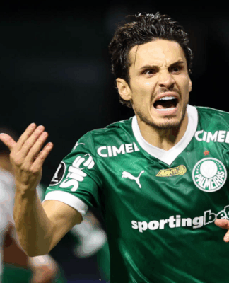 O jogador Raphael Veiga, do Palmeiras, comemora seu gol contra a equipe da Liga Desportiva Universitaria, durante partida válida pelas semi final, volta, da Copa Libertadores, na arena Allianz Parque.