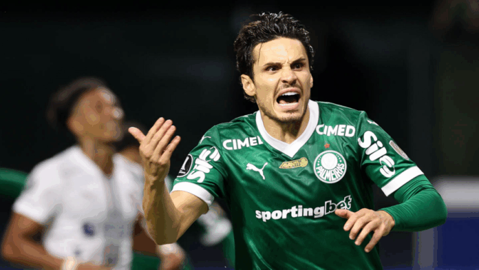 O jogador Raphael Veiga, do Palmeiras, comemora seu gol contra a equipe da Liga Desportiva Universitaria, durante partida válida pelas semi final, volta, da Copa Libertadores, na arena Allianz Parque.