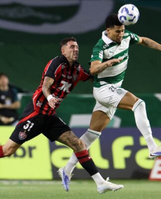 Murilo do Palmeiras disputa um bola no jogo contra o Vitória