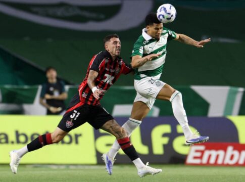Murilo do Palmeiras disputa um bola no jogo contra o Vitória