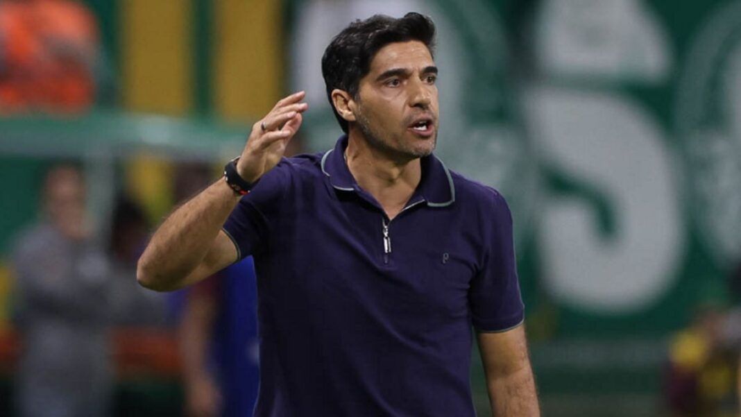 Abel Ferreira gesticulando na beira do campo