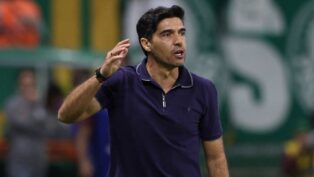 Abel Ferreira gesticulando na beira do campo