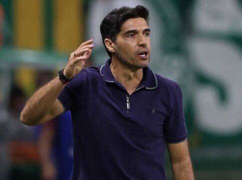 Abel Ferreira gesticulando na beira do campo