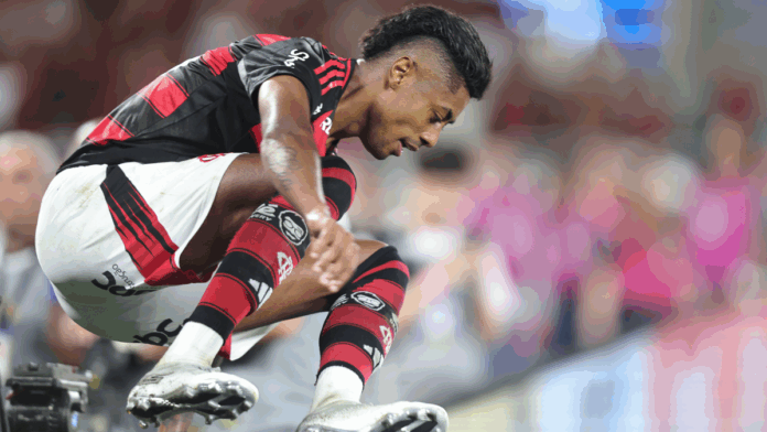 Atacante Bruno Henrique, do Flamengo, comemora seu gol contra o Santos