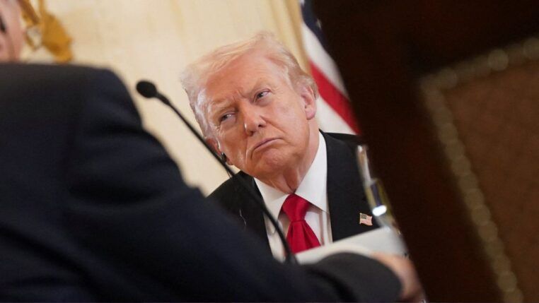 Donald Trump aparece ao centro, com expressão de incômodo