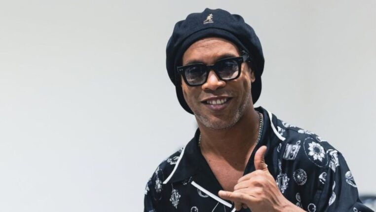Ronaldinho Gaúcho posando para foto fazendo sinal de "hang loose"