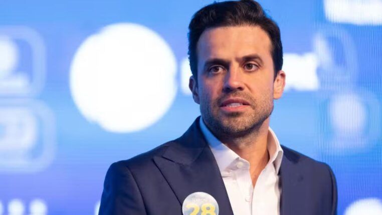 Pablo Maçal vestido de terno e seu número de candidato colado no terno.