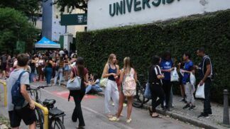 Candidatos chegam para o primeiro dia de provas do Exame Nacional do Ensino Médio (Enem), na Universidade Santa Úrsula, em Botafogo