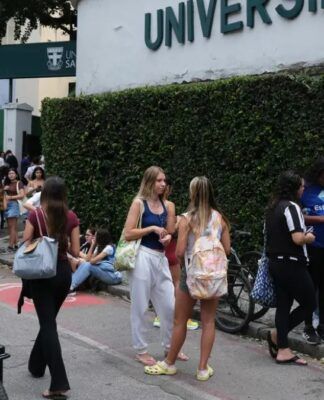 Candidatos chegam para o primeiro dia de provas do Exame Nacional do Ensino Médio (Enem), na Universidade Santa Úrsula, em Botafogo