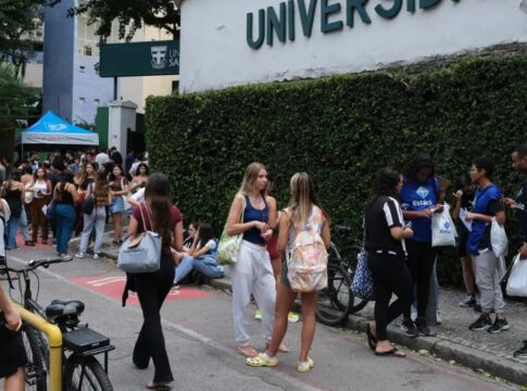Candidatos chegam para o primeiro dia de provas do Exame Nacional do Ensino Médio (Enem), na Universidade Santa Úrsula, em Botafogo