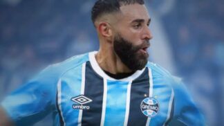 Montagem de Karim Benzema vestindo a camisa do Grêmio