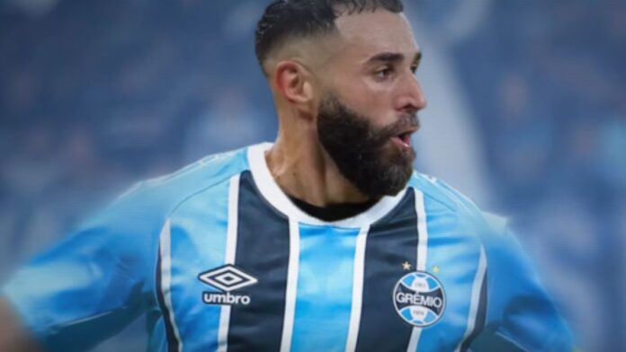 Montagem de Karim Benzema vestindo a camisa do Grêmio