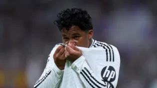 Endrick, do Real Madrid, beijando a o escudo do clube durante uma comemoração de gol