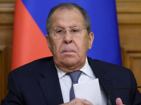 Ministro Sergei Lavrov em conferência