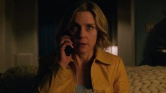 Personagem de Rhea Seehorn atendendo o celular na série com olhar apreensivo