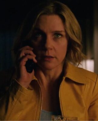 Personagem de Rhea Seehorn atendendo o celular na série com olhar apreensivo