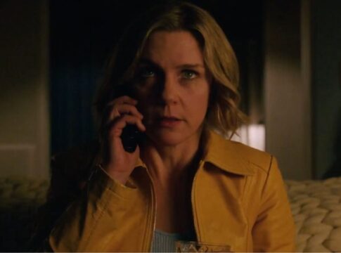 Personagem de Rhea Seehorn atendendo o celular na série com olhar apreensivo