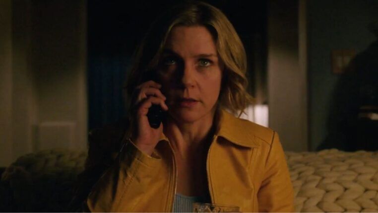 Personagem de Rhea Seehorn atendendo o celular na série com olhar apreensivo