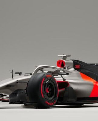 Novo carro da Audi, nas cores prata, vermelho e preto