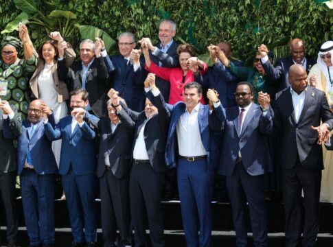 Delegados de vários países, com as mãos dadas e erguidas, posando para foto oficial da COP30