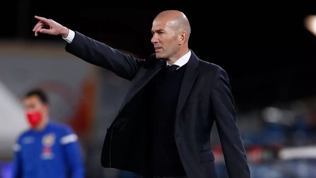 Zidane gesticulando durante partida