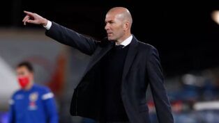 Zidane gesticulando durante partida