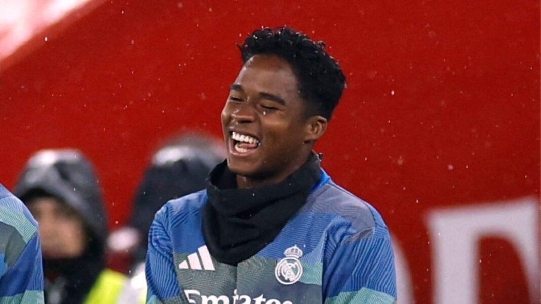 Endrick sorrindo durante treino do Real Madrid na neve