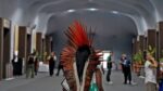 Mulher indígena caminha nas dependências da COP30