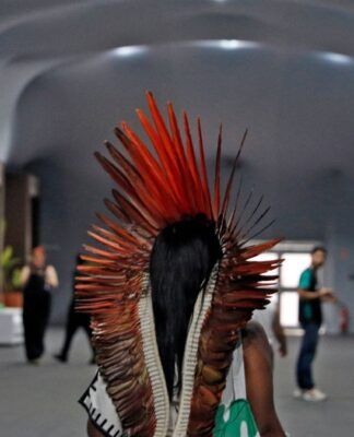 Mulher indígena caminha nas dependências da COP30